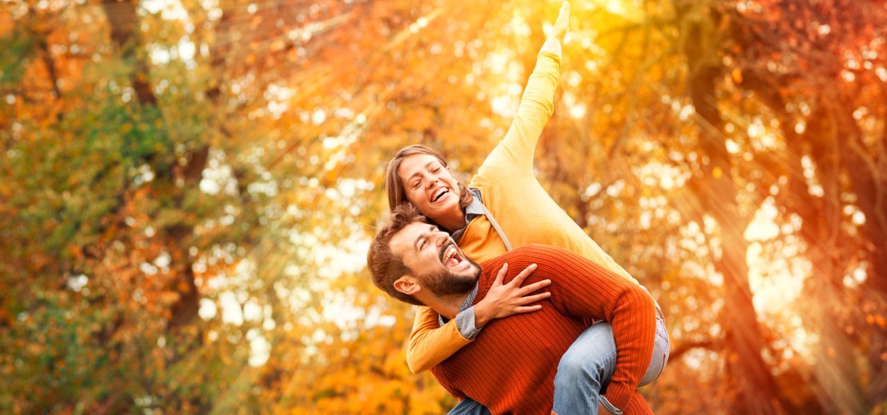 glückliches Paar im Herbstpark